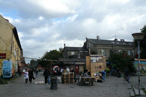 “Pusher Street” in 2007, after eviction of the hash stands. A “no photo sign” remains. The hash stands have since returned. (Wikimedia Commons)